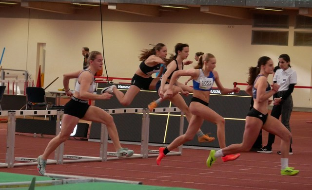 Marie Weinberger im Hürdensprint